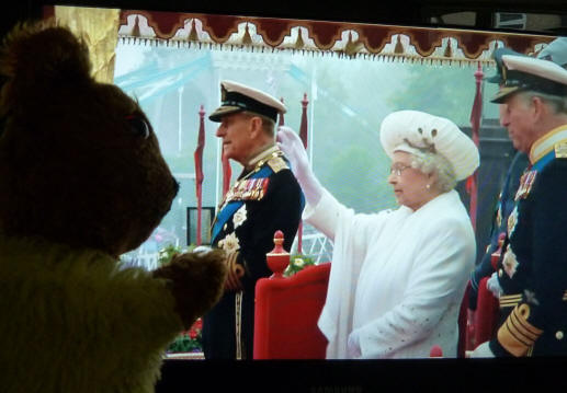 Diamond Jubilee Pageant - Queen waving to Yellow Teddy