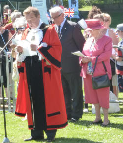 Priory Gardens Jubilee Fair - Mayor saying some prayers