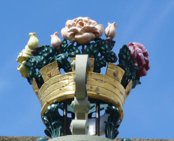 Crown and flowers on the bridge