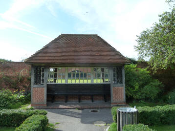 Well Hall Pleasaunce shelter hut