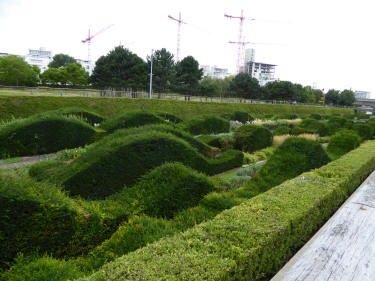 Pontoon Dock gardens