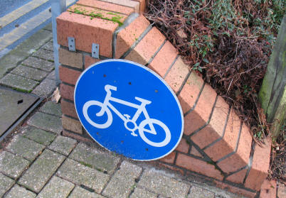 Cycle path sign on the ground